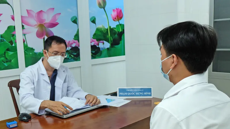 Người khỏi bệnh sau khi mắc Covid-19 được trị liệu tâm lý tại chương trình “Sức khỏe nhân dân - Nụ cười thầy thuốc”. Ảnh: Thu Hường