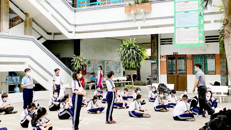 Học sinh Trường THCS Nguyễn Huệ, quận 4, TPHCM học thể dục chiều 21-2. Ảnh: CAO THĂNG