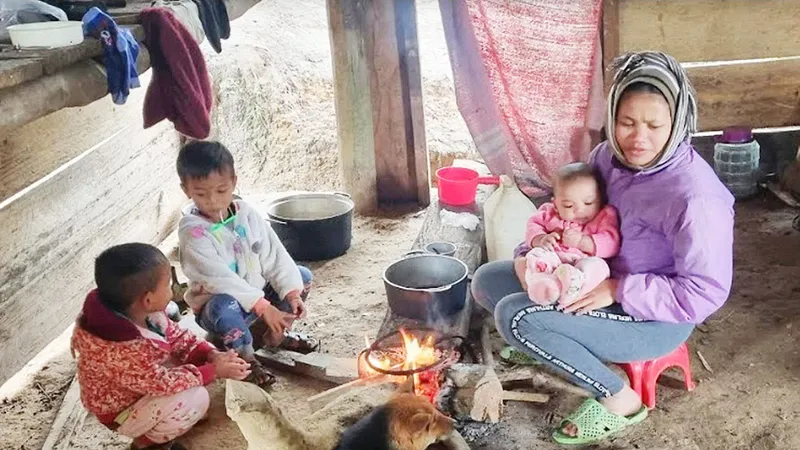 Phụ nữ và trẻ em ở bản Cáo (xã Lâm Hóa, huyện Tuyên Hóa, tỉnh Quảng Bình) sưởi ấm. Ảnh: MINH PHONG