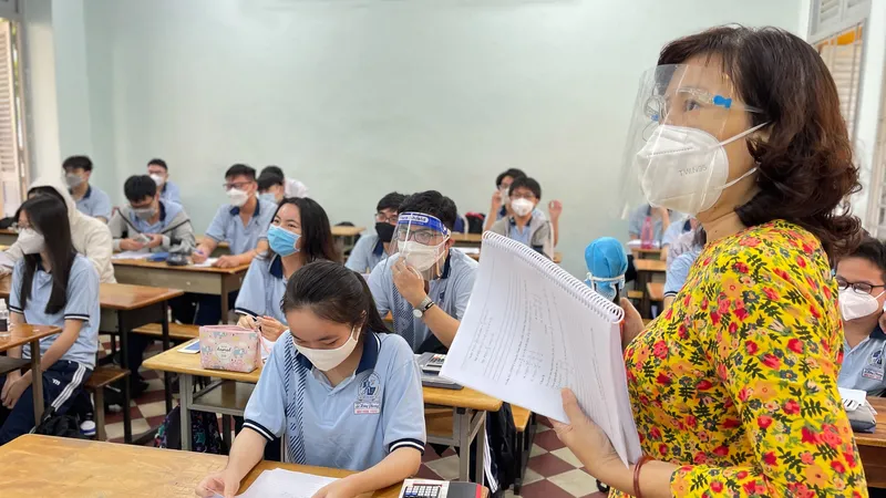 Một tiết học trực tiếp tại Trường THPT chuyên Lê Hồng Phong, quận 5, TPHCM. Ảnh: HOÀNG HÙNG