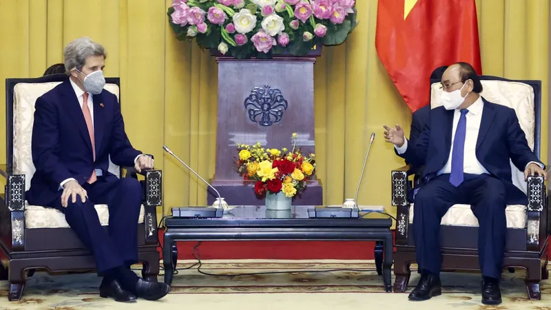 Chủ tịch nước Nguyễn Xuân Phúc tiếp ông John Kerry, Đặc phái viên của Tổng thống Hoa Kỳ về biến đổi khí hậu tại Phủ Chủ tịch vào ngày 23-2