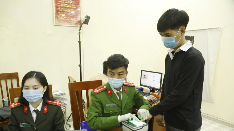 Từ cuối tháng 2, công dân thực hiện thủ tục làm căn cước công dân, bắt đầu được mở tài khoản định danh điện tử. Ảnh: QUANG PHÚC