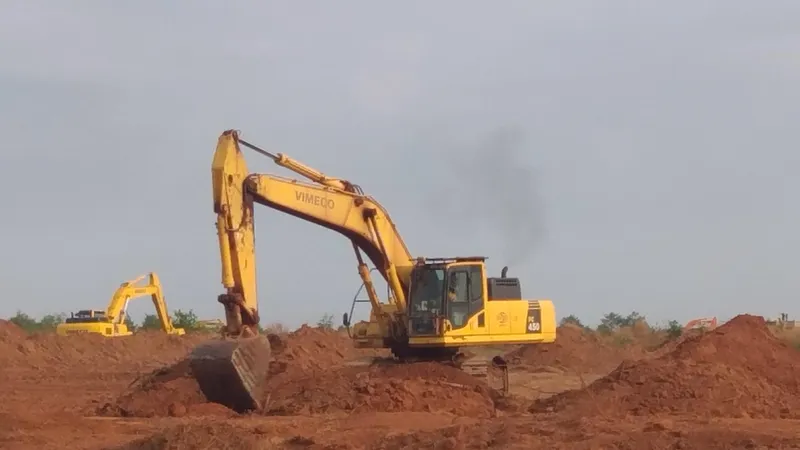 Thi công bóc lớp mặt khu vực xây dựng nhà ga sân bay Long Thành