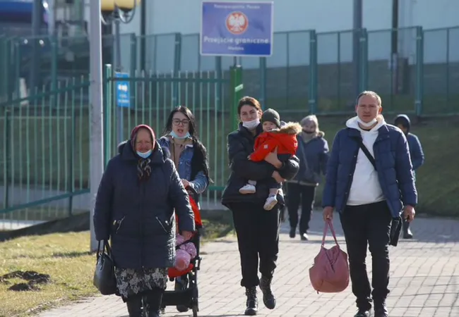 Dòng người tị nạn từ Ukraine tiếp tục đổ về biên giới các nước EU. Ảnh: Reuters