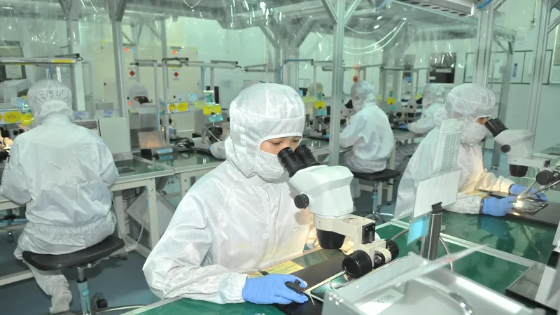 Sản xuất linh kiện bán dẫn tại Công ty MTEX (Nhật Bản) trong Khu chế xuất Tân Thuận, TPHCM. Ảnh: CAO THĂNG