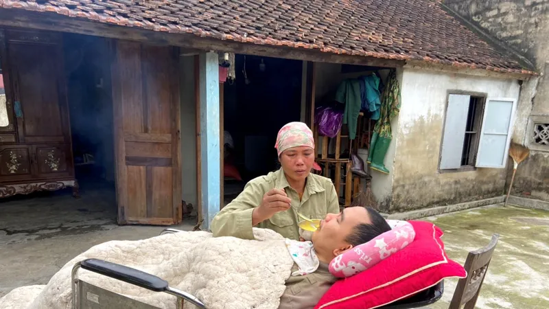 Mọi sinh hoạt cá nhân của Thọ hoàn toàn phụ thuộc vào người thân chăm sóc