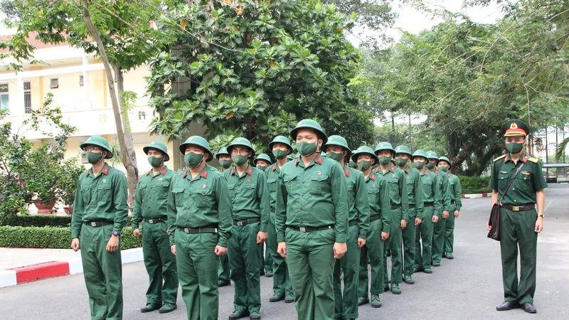 Các chiến sĩ mới được rèn cách đi, đứng đúng theo điều lệnh