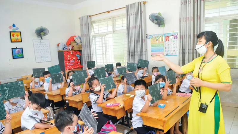 Cô trò Trường Tiểu học Bùi Minh Trực, quận 8, TPHCM trong một giờ học. Ảnh: CAO THĂNG