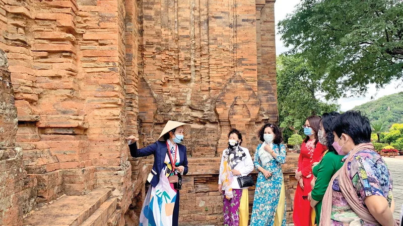 Du khách tham quan Tháp Bà Ponagar ở Nha Trang. Ảnh: QUỲNH ANH