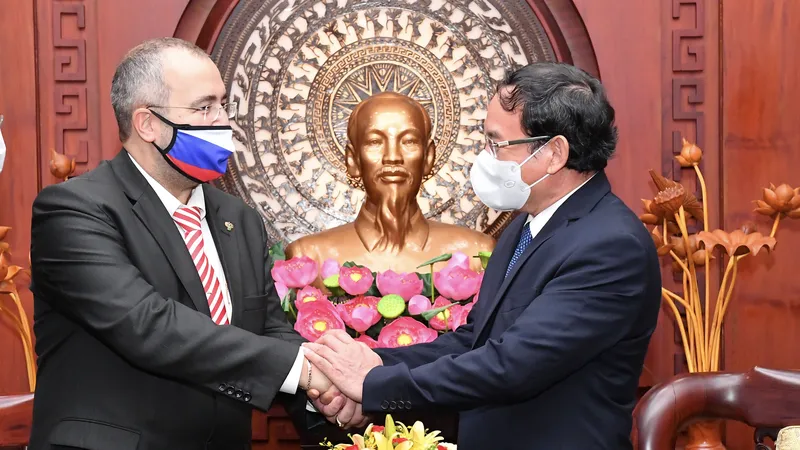 Bí thư Thành ủy TPHCM Nguyễn Văn Nên tiếp tân Tổng Lãnh sự Liên bang Nga Sadykov Timur Sirozhevich. Ảnh: VIỆT DŨNG