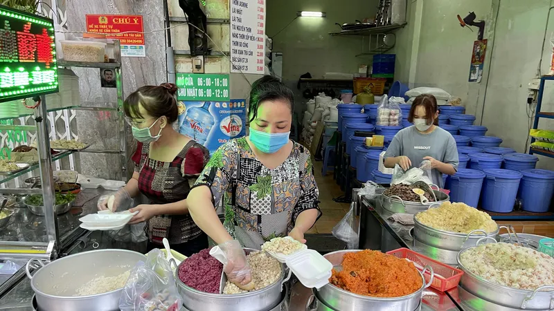 Giá nhiều mặt hàng thực phẩm chế biến sẵn tại TPHCM tăng giá trong những ngày qua. Ảnh: HOÀNG HÙNG