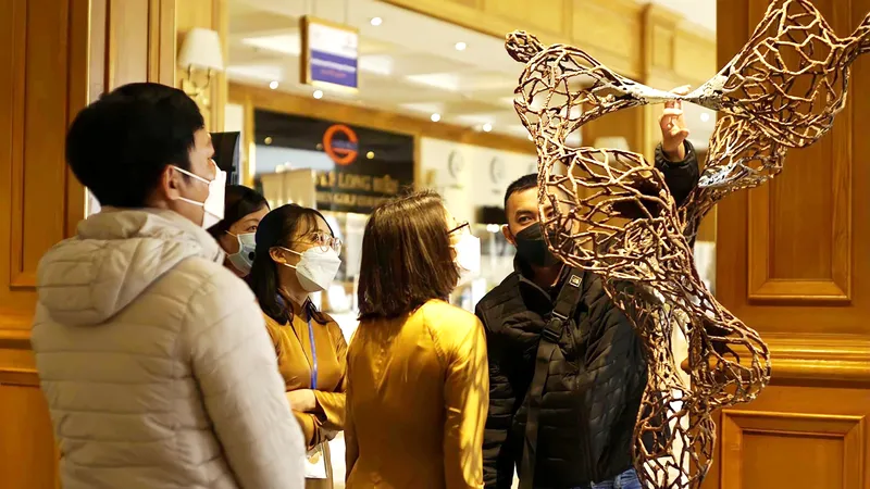 Khách tham quan một triển lãm điêu khắc