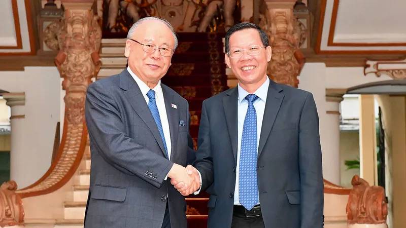 Chủ tịch UBND TPHCM Phan Văn Mãi tiếp ông Tsutomu Takebe, Cố vấn đặc biệt Liên minh Nghị sĩ Hữu nghị Nhật - Việt. Ảnh: VIỆT DŨNG