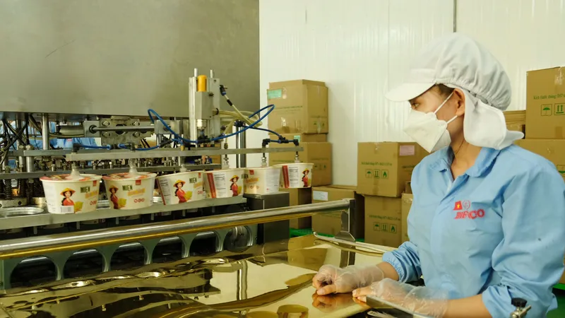 Công nhân làm việc tại Công ty CP Thực phẩm Bình Tây. Ảnh: VĂN MINH