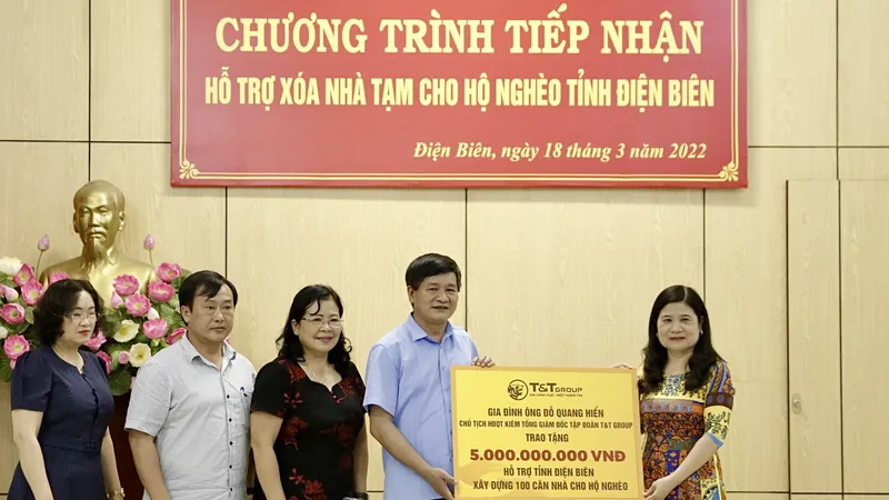 Gia đình ông Đỗ Quang Hiển, Chủ tịch HĐQT kiêm Tổng Giám đốc Tập đoàn T&T Group trao ủng hộ 5 tỷ đồng cho tỉnh Điện Biên