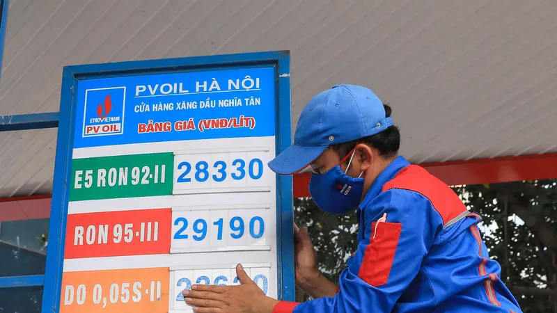 Điều chỉnh giá bán lẻ xăng dầu tại Hà Nội chiều 21-3. Ảnh: VIẾT CHUNG