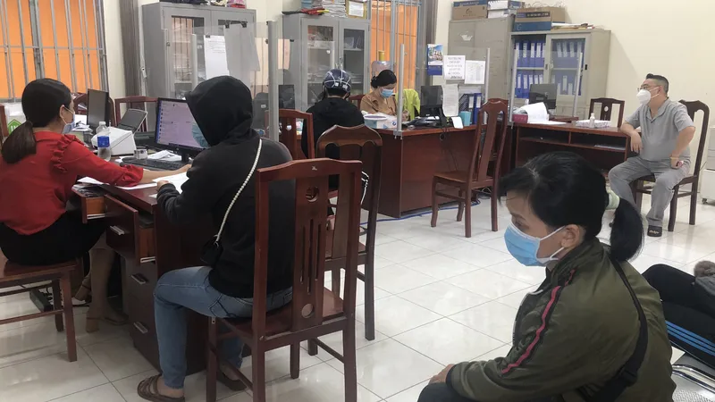 Người lao động là F0 làm thủ tục nhận giấy hoàn thành cách ly tại UBND phường 5, quận Gò Vấp. Ảnh: BÙI ANH TUẤN