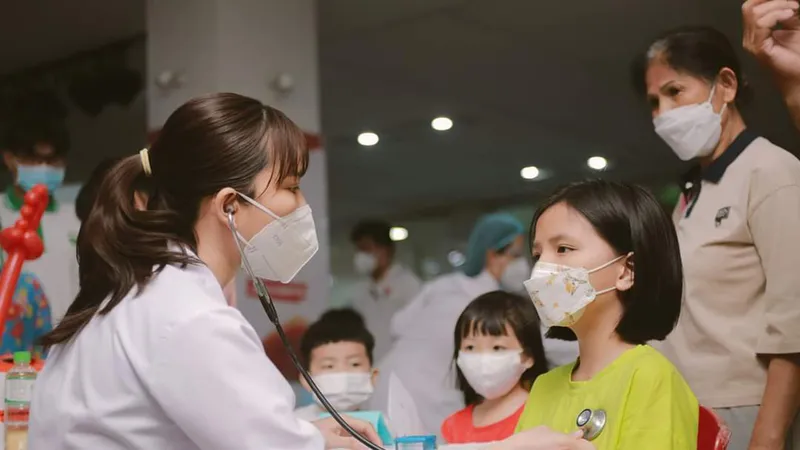 Trẻ bị ảnh hưởng bởi dịch Covid-19 được thăm khám sức khỏe