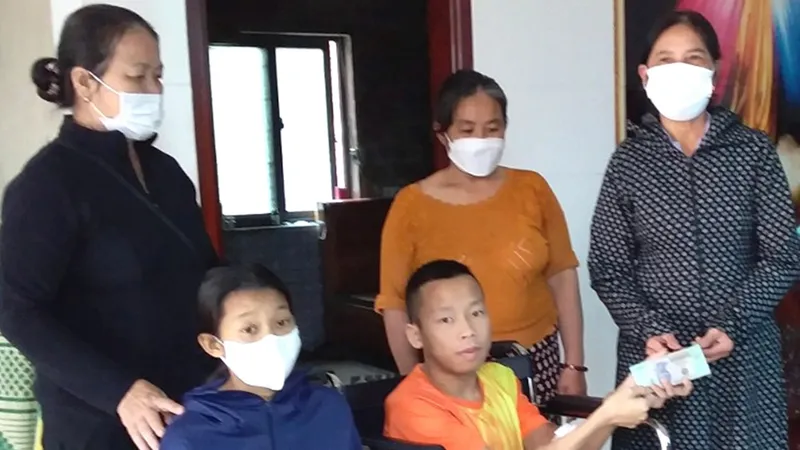Trao đợt 2 với số tiền 4,5 triệu đồng cho gia đình ông Lê Văn Tuấn