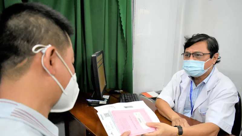 Bác sĩ Vũ Kim Hoàn thăm khám cho người bệnh ngày 20-3