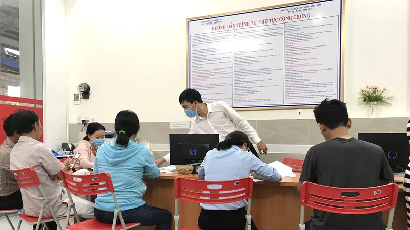 Người mua thường chọn cách hợp đồng công chứng giá thấp để khai thuế thấp. Ảnh: HOÀNG HÙNG