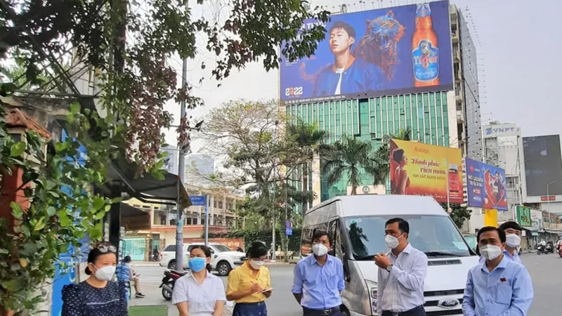 Đoàn khảo sát của HĐND TPHCM trước tòa nhà Viện Khoa học - Kỹ thuật nông nghiệp miền Nam tại vòng xoay Điện Biên Phủ - Nguyễn Bỉnh Khiêm