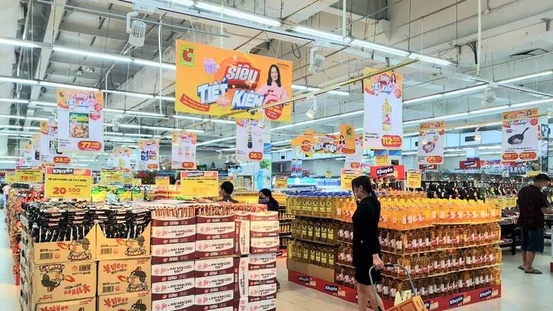 Khách chọn mua hàng khuyến mãi tại hệ thống siêu thị BigC trên địa bàn TPHCM