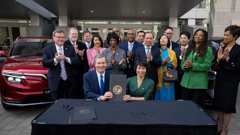 Thống đốc Bang Bắc Carolina Roy Cooper và Phó Chủ tịch Tập đoàn Vingroup kiêm Tổng giám đốc VinFast toàn cầu Lê Thị Thu Thuỷ ký kết hợp tác về việc đầu tư xây dựng nhà máy VinFast tại bang Bắc Carolina.