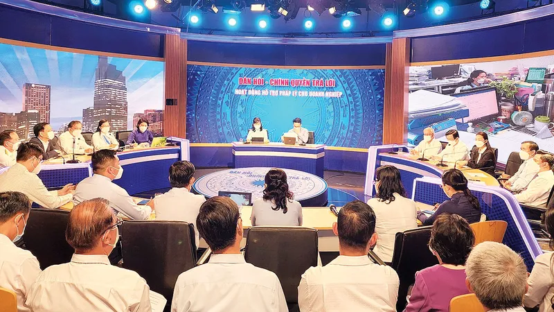 Các đại biểu, khách mời tham gia theo dõi chương trình Dân hỏi - Chính quyền trả lời. Ảnh: KHÁNH CHÂU