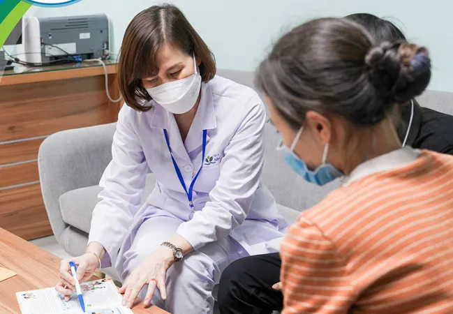 Bác sĩ BV Nhi trung ương tư vấn tâm lý cho một gia đình có trẻ nhỏ. Ảnh: QUỐC KHÁNH
