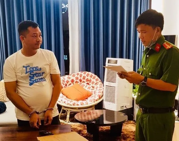 Bị can Trịnh Quốc Hưng nghe tống đạt Quyết định khởi tố, Lệnh bắt tạm giam