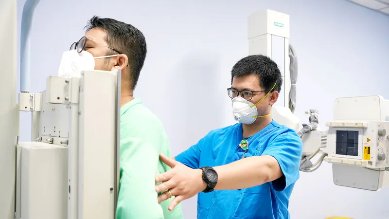 Người bệnh thực hiện các cận lâm sàng để kiểm tra sức khỏe tổng quát sau mắc Covid-19. Ảnh: THÀNH AN