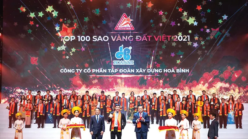 Ông Nguyễn Hùng Cường - Phó Tổng Giám đốc đại diện Hòa Bình nhận danh hiệu Tốp 100 Sao Vàng Đất Việt