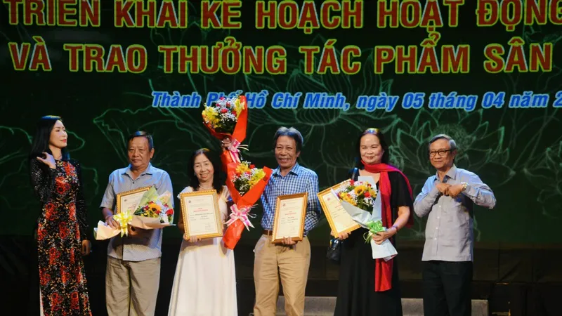 Đại diện Hội nghệ sĩ Sân khấu Việt Nam trao giải cho các tác giả, nghệ sĩ phía Nam đạt giải thưởng năm 2021
