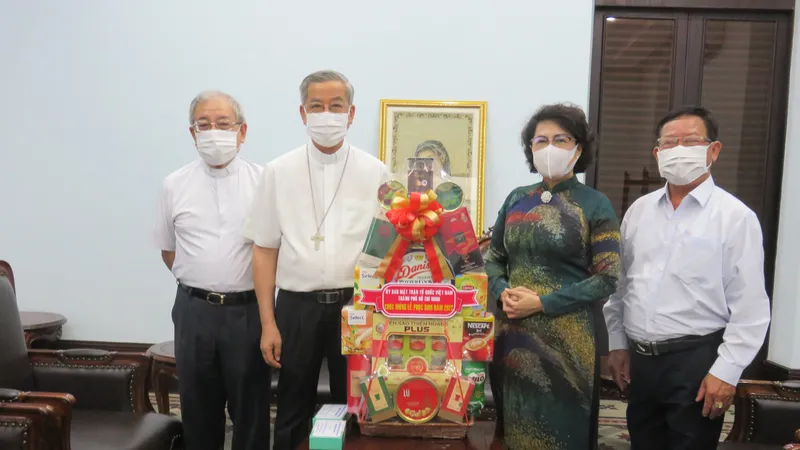 Chủ tịch Ủy ban MTTQ Việt Nam TPHCM Tô Thị Bích Châu thăm, chúc mừng Lễ Phục sinh Tòa Tổng Giám mục Tổng Giáo phận TPHCM và Tổng Giám mục Tổng Giáo phận TPHCM Nguyễn Năng