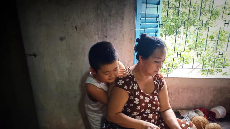 Cơm nhà ấm áp có bàn tay của bà, của má. ẢNH: LÊ HỮU TƯỜNG