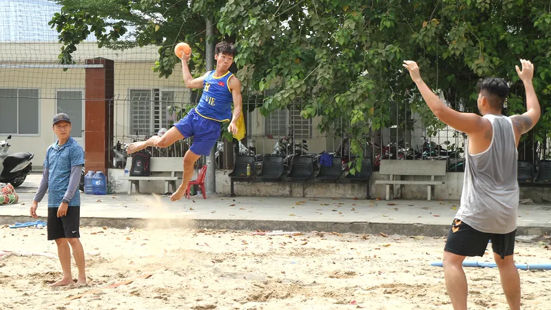 Các tuyển thủ bóng ném bãi biển Việt Nam tập luyện