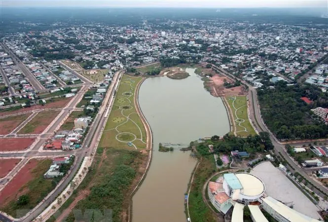 Một góc hồ Suối Cam, thành phố Đồng Xoài, Bình Phước nhìn từ trên cao. Ảnh: TTXVN