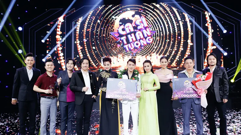 Nhạc sĩ Phạm Hồng Biển (thứ hai từ trái qua) hiện là giám đốc âm nhạc nhiều dự án, game show ăn khách trên truyền hình