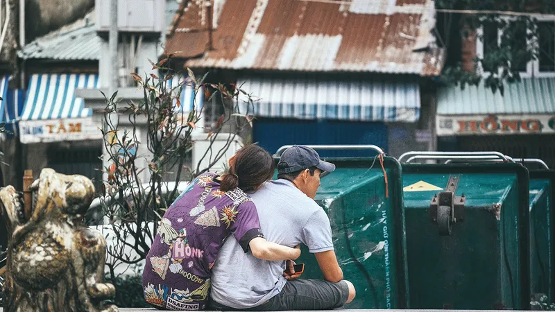 Cần nhiều yêu thương để bên nhau và cũng cần bản lĩnh để bước qua những mảnh vỡ nếu mình không may