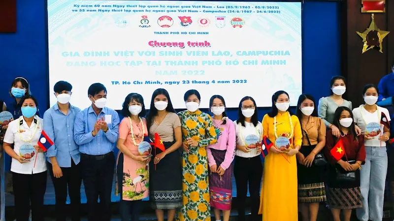Chủ tịch Hội Liên hiệp Phụ nữ TP Nguyễn Trần Phượng Trân và Phó Trưởng ban Dân vận Thành ủy TPHCM Ngô Văn Luận đã bàn giao sinh viên Lào, Campuchia về các gia đình Việt. Ảnh: hcmcpv