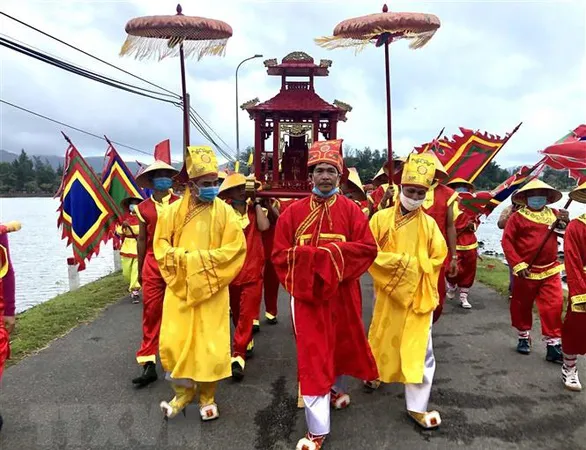 Nhân dân làng An Hải xưa và người dân huyện Côn Đảo ngày nay tổ chức Lễ giỗ bà Thứ phi Hoàng Phi Yến. Ảnh: TTXVN