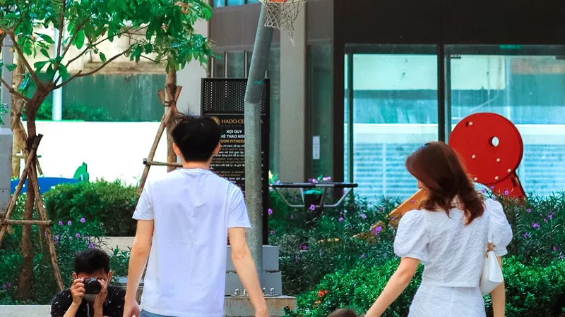 Vợ chồng cùng chia sẻ niềm vui bên con nhỏ. Ảnh: HUỲNH KHANG