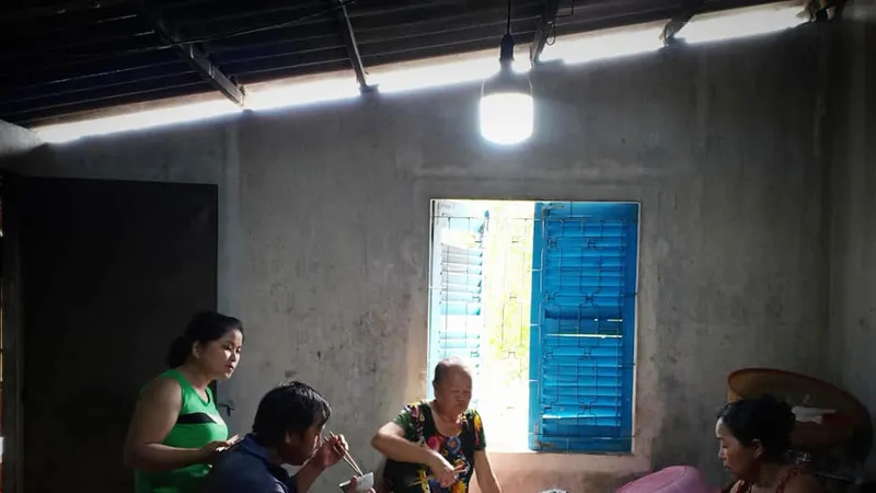 Những bà mẹ tần tảo lo cho con. Ảnh: LÊ HỮU TƯỜNG