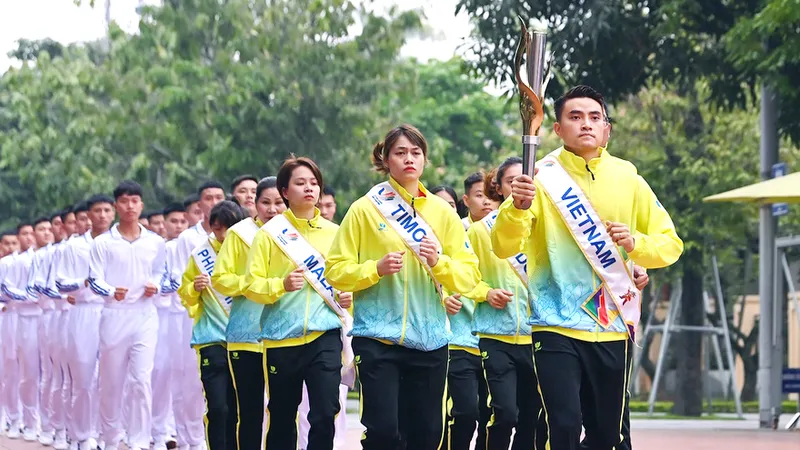 Các tuyển thủ rước ngọn lửa chuẩn bị cho lễ châm đuốc khai mạc SEA Games 31. Ảnh: P.NGUYỄN