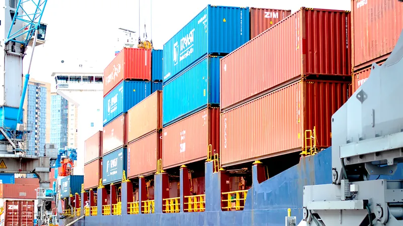Hàng hóa xuất khẩu tại cảng Vladivostok, miền Viễn Đông của Nga