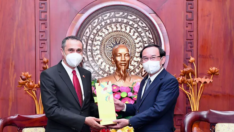 Bí thư Thành ủy TPHCM Nguyễn Văn Nên tặng quà Tổng lãnh sự Canada Behzah Babakhani. Ảnh: VIỆT DŨNG