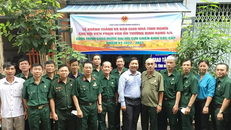 Hội Cựu chiến binh Quận 6 và Phường 5 bàn giao công trình xây dựng nhà tình nghĩa cho hộ ông Phạm Văn Ổn, ngày 29-4-2022. Ảnh: hcmcpv