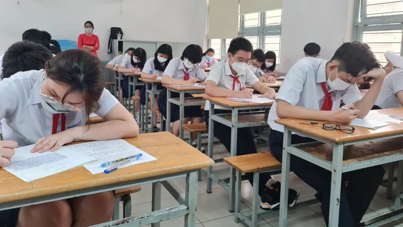 Học sinh lớp 9 Trường THCS Trần Văn Ơn (quận 1, TPHCM) thi học kỳ 2 năm học 2021-2022. Ảnh: NGUYỄN DŨNG