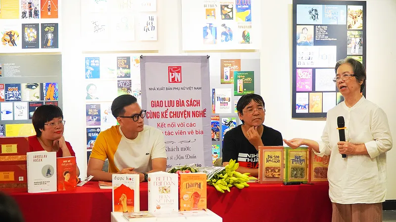 Nhà văn Lê Phương Liên (đứng) bày tỏ sự vui mừng khi tác phẩm của mình có được bìa sách ưng ý. Ảnh: LÝ UYÊN